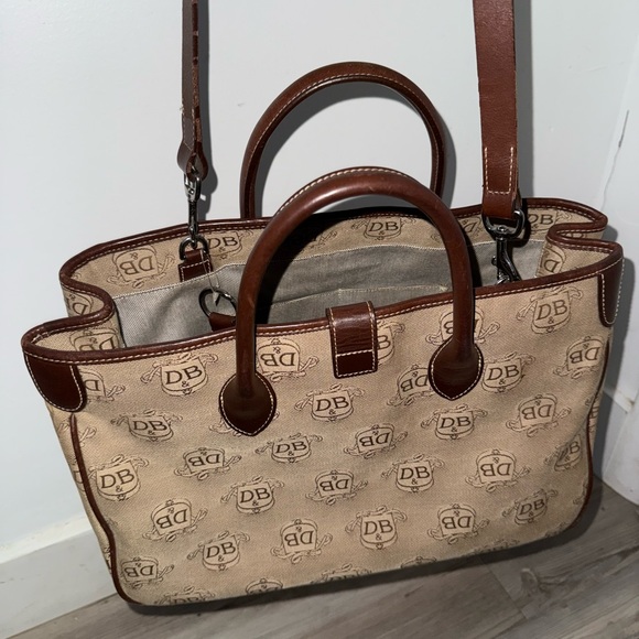 Dooney and Bourke Large Purse Logo Shoulder Bag - Picture 7 of 7